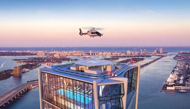 Gracias a este envidiable recurso, David Beckham podrá continuar con sus numerosos viajes de negocios por todo el mundo sin tener que desplazarse demasiado lejos para ello. Tan solo tendrá que coger el ascensor y subir a la azotea, donde le estará esperando su transporte privado. Cabe decir que el exgaláctico no es el único que utiliza este recurso, y es que otros futbolistas como Neymar o Morata también tienen este lujo en sus domicilios.