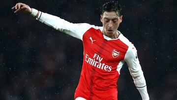 LONDON, ENGLAND - DECEMBER 10: Mesut Ozil of Arsenal in action during the Premier League match between Arsenal and Stoke City at the Emirates Stadium on December 10, 2016 in London, England.  (Photo by Julian Finney/Getty Images)