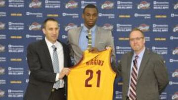 Andrew Wiggins (centro), flanqueado por David Blatt (izquierda) y David Griffin (derecha), al ser presentado en Cleveland.