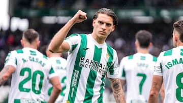 Se gustó y mucho Álex Sala en la goleada del Córdoba contra el Granada. El centrocampista hizo un doblete en cuestión de minutos para poner tierra de por medio. Su primer tanto llegó tras recoger un rechace dentro del área, y pegarla con el interior; mientras que el segundo vino después de un disparo desde fuera del área.