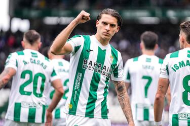 Se gustó y mucho Álex Sala en la goleada del Córdoba contra el Granada. El centrocampista hizo un doblete en cuestión de minutos para poner tierra de por medio. Su primer tanto llegó tras recoger un rechace dentro del área, y pegarla con el interior; mientras que el segundo vino después de un disparo desde fuera del área.