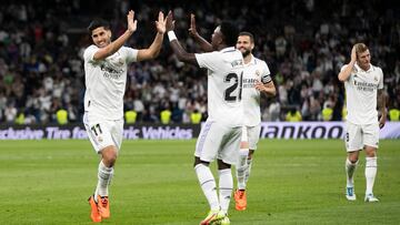 Asensio celebra el 1-0 con sus compañeros.