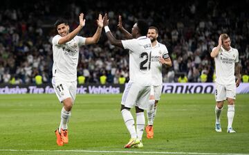 Asensio celebra el 1-0 con sus compañeros.