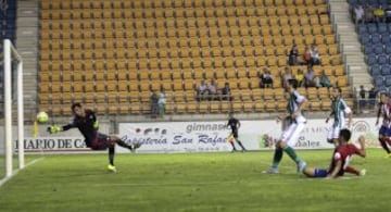 3-0. Correa anotó el tercer tanto. Adán, portero del Betis.