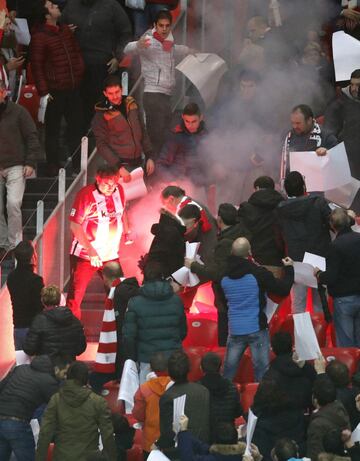 Los ultras del Olympique de Marsella lanzaron bengalas a los aficionados bdel Athletic dentro del estadio de San Mamés.