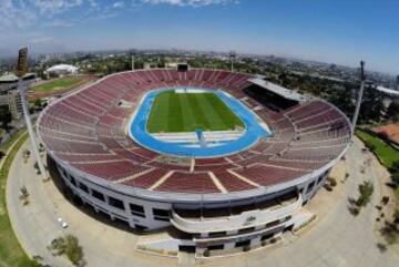 Es el estadio más grande de Chile. Fue abierto en 1938 y puede albergar a 48,665 aficionados.