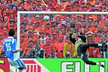 Kluivert fue el héroe. El barcelonista sentenció a Yugoslavia con tres goles antes de ser sustituido para recibir una más que merecida ovación.