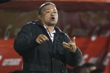 Julio Quintero, técnico de Zamora, entrega instrucciones a sus dirigidos.