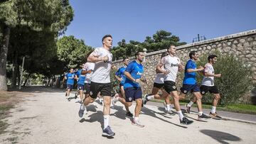 La plantilla del Valencia se ejercita en el río Turia.
