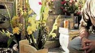 <b>SIEMPRE EN EL RECUERDO.</B> La familia mundialista no olvida a Daijiro Kato. Sete Gibernau visitó la tumba del japonés esta misma semana.