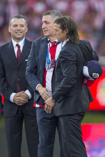 Jorge Vergara (QEPD) felicita a Matías Almeyda por la obtención del título.
José Luis Higuera observa la imagen al fondo, sonriendo.