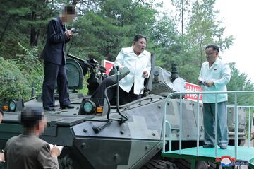 Kim Jong-un, durante su visita a diversas fábricas de armas