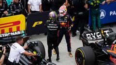 Hamilton y Verstappen se saludan tras el GP de Canadá 2023.