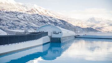 La piscina de olas artificiales para el surf de Ala&iuml;a Bay, en los Alpes suizos, con tecnolog&iacute;a Wavegarden Cove, ya est&aacute; llena. Con monta&ntilde;as nevadas al fondo. 