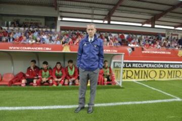 CARLOS TERRAZAS llega al Mirandés en diciembre de 2013, en una temporada complicada en la que el equipo desciende de categoría, que recupera acto seguido con el descenso administrativo del Real Murcia.