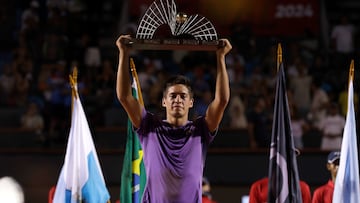 El tenista argentino Sebastián Báez posa con el título de campeón tras ganar la final del torneo Rio Open ATP 500.