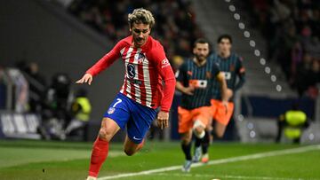 Atletico Madrid's French forward #07 Antoine Griezmann dribbles during the Spanish league football match between Club Atletico de Madrid and Valencia CF at the Metropolitano stadium in Madrid on January 28, 2024. (Photo by JAVIER SORIANO / AFP)