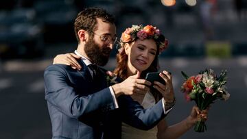 Pareja de reci&eacute;n casados en Brooklyn, Nueva York. Brooklyn on Mayo 24, 2020.