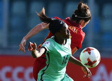 Marta Torrejon lucha por el balón con Diana Silva  de Portugal.