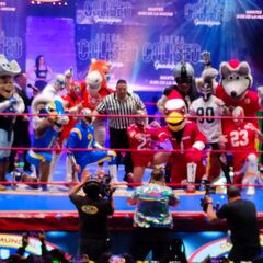 Mascotas de la NFL muestran su calidad en el ring de la Arena México