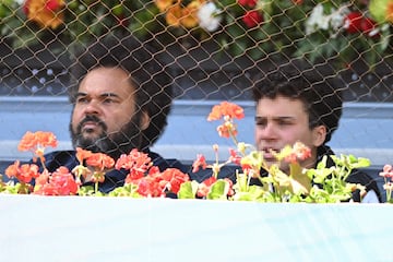 Carlos Jean y su hijo en el Mutua viendo la semifinal entre Taylor Fritz y Andrey Rublev. 