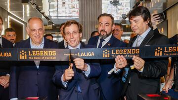 MADRID, 19/06/2023.- El alcalde de Madrid, José Luis Martínez-Almeida (c), junto a Marcelo Ordás (d), Marco Fasone (2d), director museo FIFA, y el presidente de LaLiga, Javier Tebas Medrano (i), inaugura "Legends. The Home of Football" este lunes, en Madrid. Legends The Home of Football, es un nuevo espacio dedicado al mundo del fútbol, creado por LaLiga. EFE/ Mariscal
