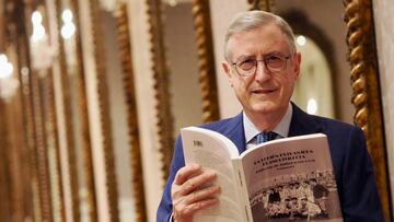 22/11/23 Presentación del libro La legión EXTRANJERA BLANQUIVIOLETA Historias de fútbol (1928-1959) Volumen I , de Ramón Martinez , con la presencia de Jorge Valdano en el salón de los espejos del Teatro Calderón de Valladolid