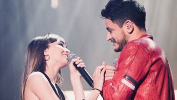 Aitana y Cepeda mir&aacute;ndose muy acaramelados mientras cantan a d&uacute;o &quot;No puedo vivir sin ti&quot; en uno de los conciertos de OT2017.