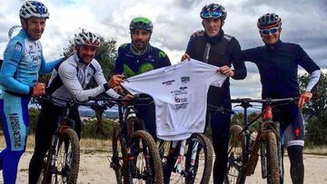 Luis Pasamontes posa con Fran Ventoso y otros ciclistas antes de partir para tomar la salida en la Titan Tropic by GAES.