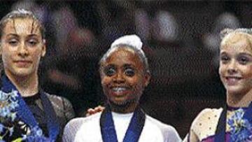 Ponor, Dos Santos y Elena Gómez, el podio de la final de suelo.