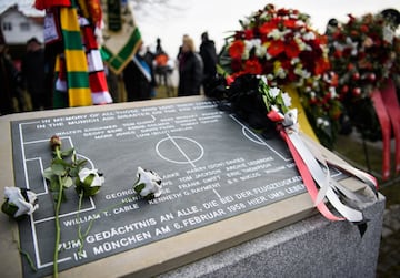 Cientos de personas se congregaron junto al monumento en homenaje a las víctimas del desastre aéreo de Múnich, donde fallecieron, hace 60 años, siete futbolistas de los 'Red Devils', en Múnich, Alemania. El 60º aniversario conmemora a las 23 personas que 