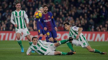 Un lance del Betis-Barcelona con Messi y Andr&eacute;s Guardado (en el suelo). El argentino tir&oacute; al mexicano un ca&ntilde;o que arranc&oacute; la ovaci&oacute;n del Villamar&iacute;n. 