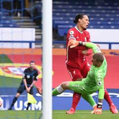 Van Dijk lleva a De Boer y Klopp a la guerra