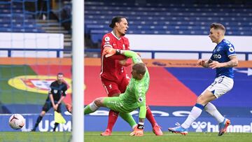 Virgil van Dijk y Jordan Pickford.