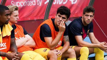 De Jong, Ale&ntilde;&aacute; y Sergi Roberto, en el banquillo del Barcelona.