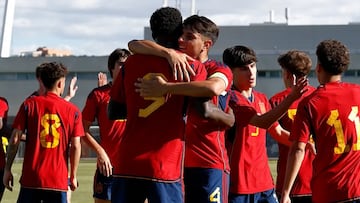 Omar Janneh e Izan Merino, en un partido con España.