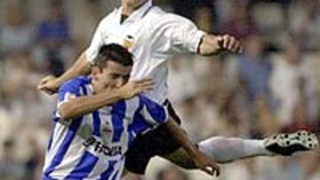 <b>UN PARTIDO DE SANCIÓN. </b>Fabian Ayala,en la entrada sobre el deportivista Makaay,que le costo la tarjeta roja,en el minuto tres de la primera parte del partido de vuelta de la Supercopa que se disputo en Mestalla.