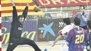 <b>PROTAGONISTA. </b>Peric cuajó un buen partido ante el Ademar.