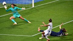 Christiane Endler atajó un penal, pero erró su tiro en la final de la Copa de Francia