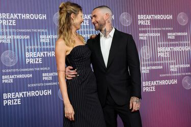 Behati Prinsloo y Adam Levine posan en la alfombra roja de los Breakthrough Prize celebrados en la ciudad estadounidense de Los Ángeles.