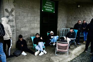 Trasnochar por lo más preciado en Santander: una entrada para Gijón