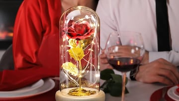 Rosa eterna para regalar en San Valentín disponible en Amazon.