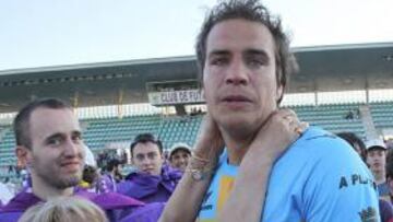 Rebollo, portero del Palencia, es consolado tras perder contra el Jaén.