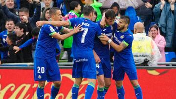 GETAFE, 28/05/2023.- Los jugadores del Getafe celebran el primer gol del equipo madrileño durante el encuentro correspondiente a la jornada 37 de Primera División que disputan hoy domingo frente a Osasuna en el Coliseum Alfonso Pérez de Getafe. EFE / Borja Sánchez-Trillo.
