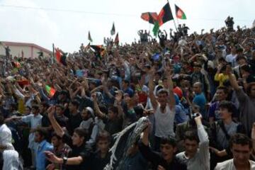 Los afganos celebran en Kabul junto a los jugadores de la selección la Copa de la Federación Sudasiática de Fútbol tras ganar a la India.