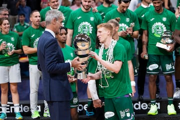 Alberto Díaz recibe de Antonio Martín el trofeo conquistado.