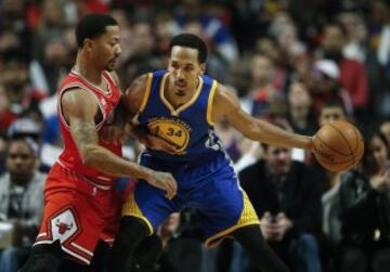 Shaun Livingston disputa el balón ante Derrick Rose.