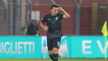 Pedro Rodríguez celebra uno de los goles que anotó ante el Como durante el partido correspondiente a la jornada 10 de la Serie A.