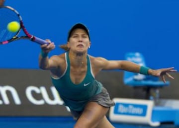 Eugenie Bouchard derrotó a Serena Williams 6-2, 6-1 en la Copa Hopman.