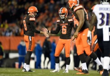 En la última posesión de la primera mitad, Coons anotaría su segundo field goal del encuientro, lo que supondría un nuevo récord en la NFL: mayor número de goles de campo consecutivos en el inicio de una carrera, con 18. El partido se ponía en un apretado 17 a 13 para Baltimore.